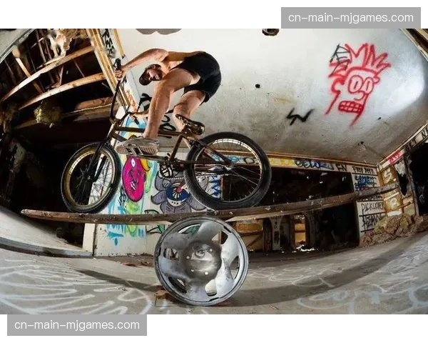 消息:BMX泥地腾跃表演赛,传奇人物马特·霍夫曼担任评委